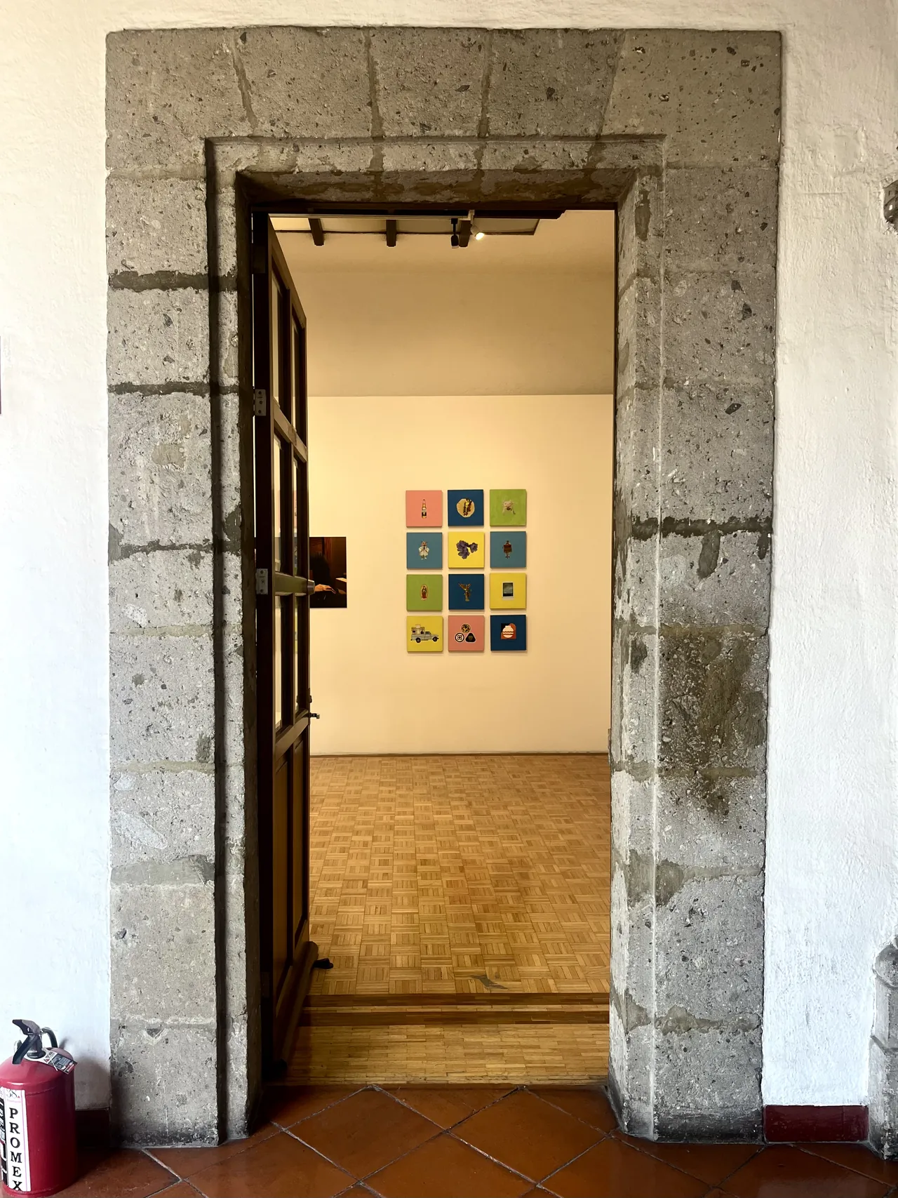 Puerta de cantera del Museo de la Cancillería; al fondo, la lotería de Ximena en la pared.