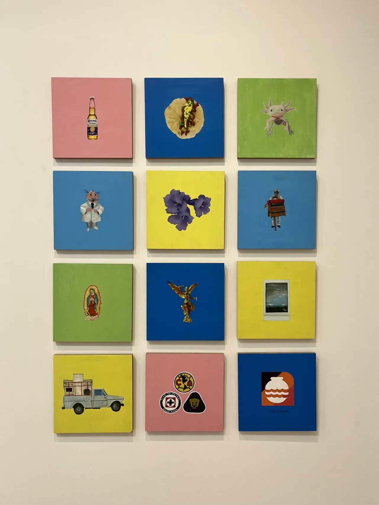 Fragmentos de corazón chilango: doce piezas cuadradas de colores en la pared del museo.